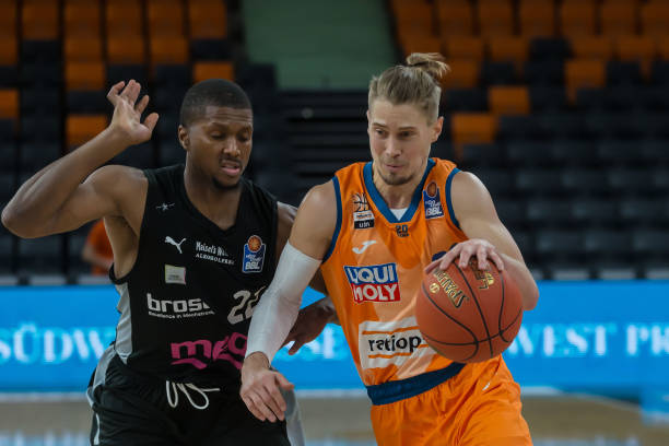 他巧妙地将 他巧妙地将